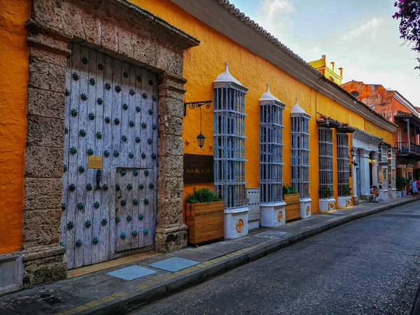 Ruas com edifícios na cidade turística de Cartagena - Colômbia . — Fotografia de Stock