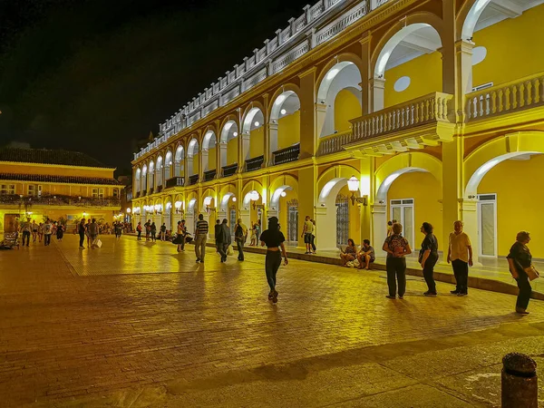 Cartagena, Kolumbia - 09 listopada 2019: Kolorowe budynki przy ulicy starego miasta Cartagena Cartagena de Indias w Kolumbii — Zdjęcie stockowe