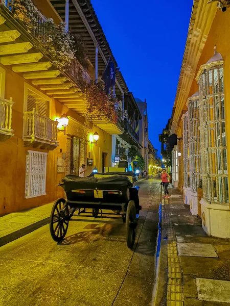 CARTAGENA, COLOMBIA - 09 ноября 2019 года: Конные туристические вагоны в историческом испанском колониальном городе Картахена-де-Индиас, Колумбия — стоковое фото