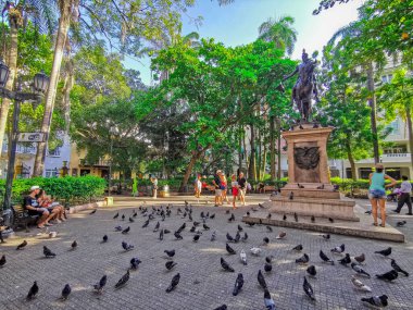 Kolombiya 'nın Cartagena şehrinde binaları olan sokaklar.