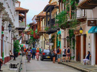 CARTAGENA, COLOMBIA - 12 Kasım 2019: Kartagena, Kolombiya 'nın turistik ilgi odağı olan renkli tarihi şehir merkezinin sokakları
