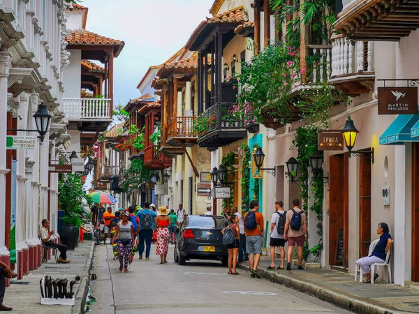 CARTAGENA, COLOMBIA - 12 NOVEMBRE 2019: Strade del colorato centro storico della città, che a sua volta è un'attrazione turistica di Cartagena, Colombia — Foto Stock
