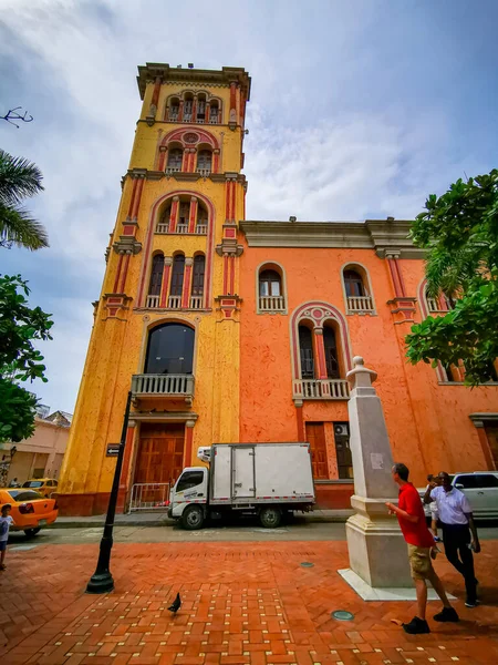 CARTAGENA, COLOMBIA - 12 DE NOVIEMBRE DE 2019: Calles del colorido centro histórico de la ciudad, que a su vez es una atracción turística de Cartagena, Colombia — Foto de Stock