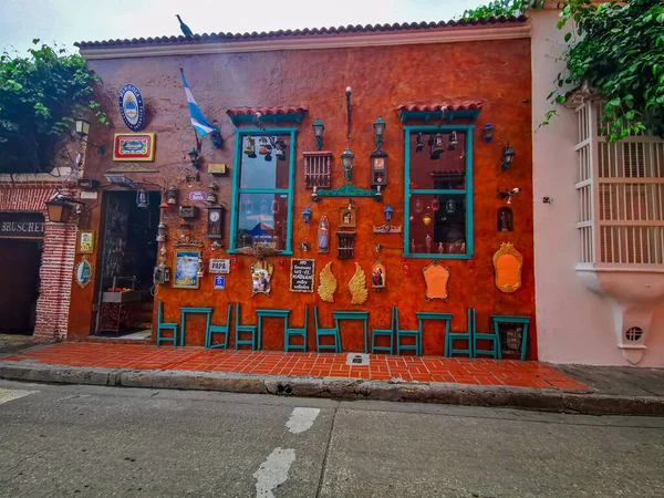 CARTAGENA, COLOMBIA - NOVEMBER 12, 2019: Streets of the colorful historic city centre, which itself is a tourist attraction of Cartagena, Colombia — Stock Photo, Image