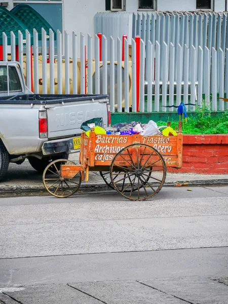 CARTAGENA, KOLUMBIEN - 12. NOVEMBER 2019: Straßen des farbenfrohen historischen Stadtzentrums, das selbst eine Touristenattraktion von Cartagena, Kolumbien, ist — Stockfoto