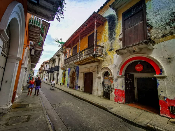 CARTAGENA, COLOMBIA - NOVEMBER 12, 2019: Streets of the colorful historic city centre, which itself is a tourist attraction of Cartagena, Colombia — Stock Photo, Image