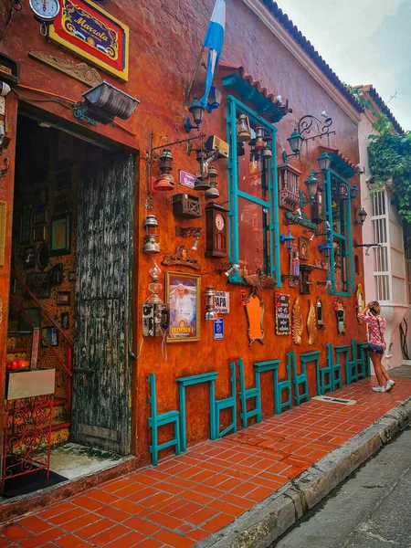 CARTAGENA, COLOMBIA - NOVEMBER 12, 2019: Streets of the colorful historic city centre, which itself is a tourist attraction of Cartagena, Colombia — Stock Photo, Image