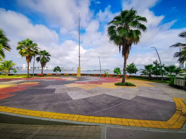 CARTAGENA, KOLUMBIEN - 12. NOVEMBER 2019: Blick auf die touristische und farbenfrohe Umgebung der Strandstadt, einer Touristenattraktion von Cartagena, Kolumbien — Stockfoto