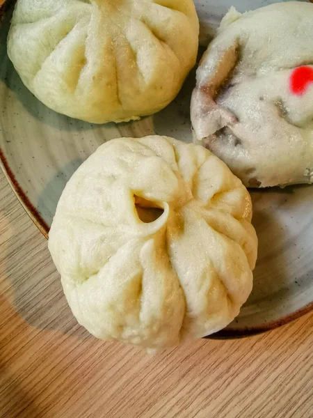 Traditionell dumpling momos mat över lynnig bakgrund. Selektiv inriktning. — Stockfoto