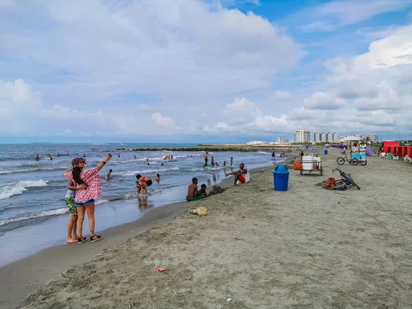 CARTAGENA, KOLOMBIE - 12.2019: Pohled na turistické a barevné okolí plážového města a turistická atrakce Cartageny, Kolumbie — Stock fotografie