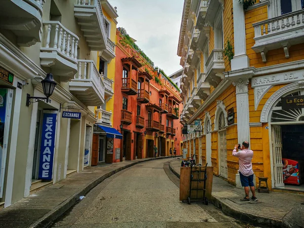 CARTAGENA, COLOMBIA - 12 ноября 2019 года: Улицы красочного исторического центра города, который сам по себе является туристической достопримечательностью Картахены, Колумбия — стоковое фото