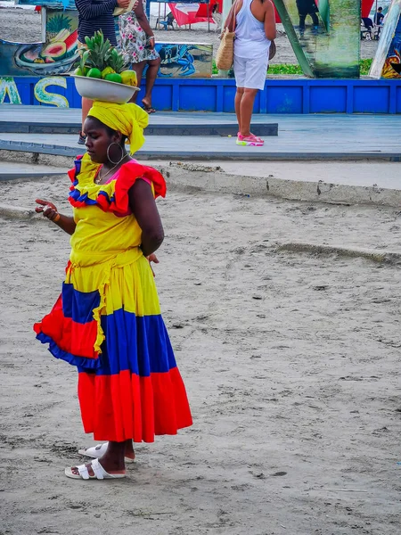 CARTAGENA, COLOMBIA - NOVEMBER 12, 2019: 다채 로운 역사적 도시 중심 밖 해변에 있는 거리 상인들. — 스톡 사진