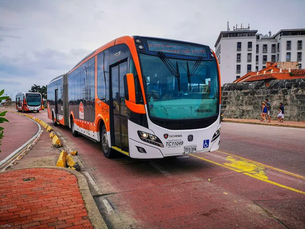 CARTAGENA, COLOMBIA - NOVEMBER 12, 2019: Busz a színes történelmi belvárosban, amely önmagában is egy turisztikai attrakciója Cartagena, Kolumbia — Stock Fotó