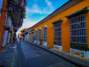 Kolombiya 'nın Cartagena şehrinde binaları olan sokaklar.