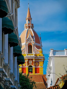 Kolombiya 'nın Cartagena şehrinde binaları olan sokaklar.