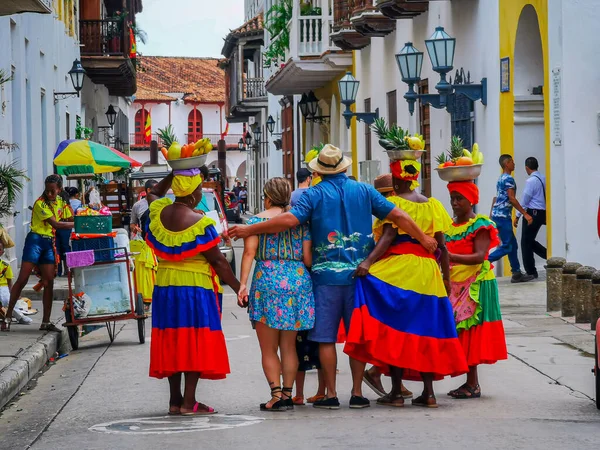 CARTAGENA, COLOMBIA - 12 DE NOVIEMBRE DE 2019: Vendedores ambulantes con vestidos tradicionales en el centro de la ciudad delared de la Unesco, casco antiguo — Foto de Stock
