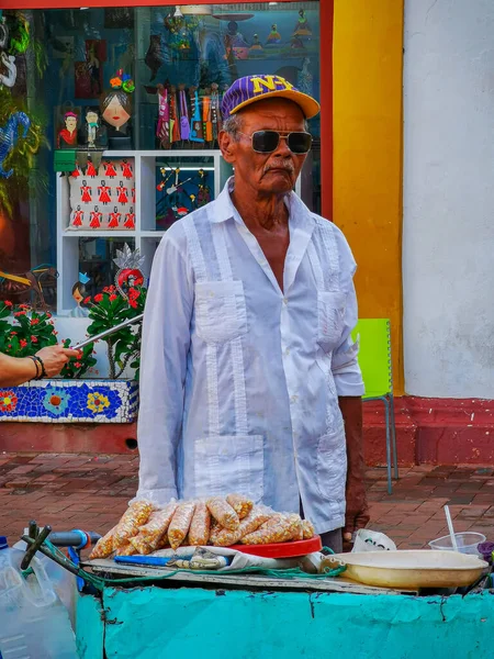 ボゴタ,コロンビア- 2019年11月07日:コロンビアのカルタヘナ・デ・インドの伝統衣装を着た未確認の人々 — ストック写真