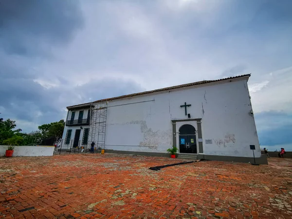 CARTAGENA, COLOMBIA - 12 ΝΟΕΜΒΡΙΟΥ 2019: Άποψη του τουριστικού και πολύχρωμου περιβάλλοντος της παραλιακής πόλης ένα τουριστικό αξιοθέατο της Καρταχένα, Κολομβία — Φωτογραφία Αρχείου