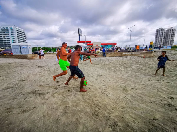CARTAGENA, KOLOMBIE - 12.2019: Beach football putside the colorful historic city centre — Stock fotografie