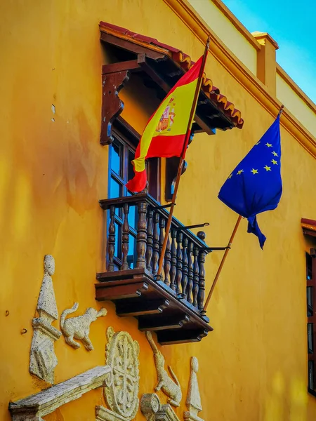 CARTAGENA, COLÔMBIA - NOVEMBRO 09, 2019: Edifícios coloridos em uma rua da antiga cidade de Cartagena Cartagena das Índias, na Colômbia — Fotografia de Stock