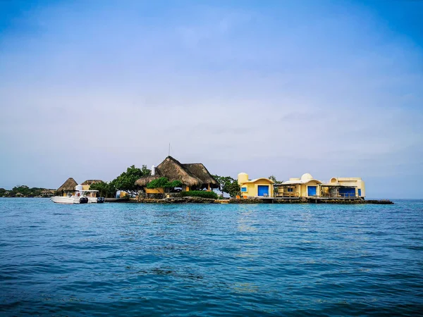 BARU, CARTAGENA, COLOMBIA - NOVEMBER 09, 2019: View on paradise beach on Island Baru by Cartagena in Colombia. — Stock Photo, Image