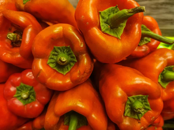 赤と黄色と甘いピーマン.パイレ野菜サラダの調理 — ストック写真