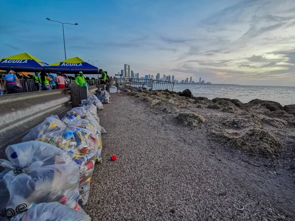 CARTAGENA, COLOMBIA - 09 DE NOVIEMBRE DE 2019: Basura entre festividades y desfiles locales en una calle del casco antiguo de Cartagena de Indias en Colombia —  Fotos de Stock