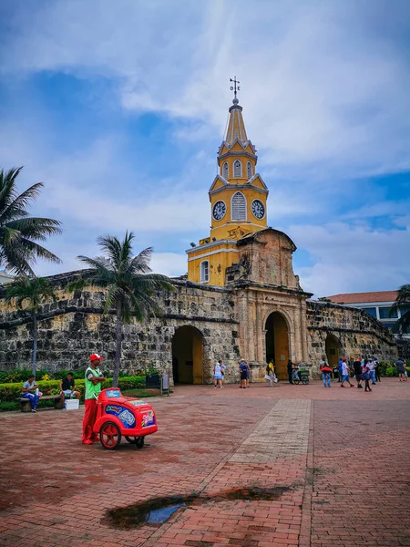 CARTAGENA, COLOMBIA - LISTOPAD 12, 2019: Ulice barwnego historycznego centrum miasta, które samo w sobie jest atrakcją turystyczną Kartageny, Kolumbia — Zdjęcie stockowe