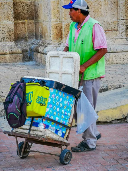 CARTAGENA, COLOMBIA - 12 DE NOVIEMBRE DE 2019: Vendedores ambulantes de helados en las calles del barrio Getsemani de Cartagena, Colombia — Foto de Stock