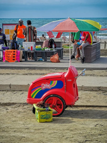 CARTAGENA, COLOMBIA - NOVEMBER 12, 2019: Street vendors by the beach outside the colorful historic city centre. — Stock Photo, Image