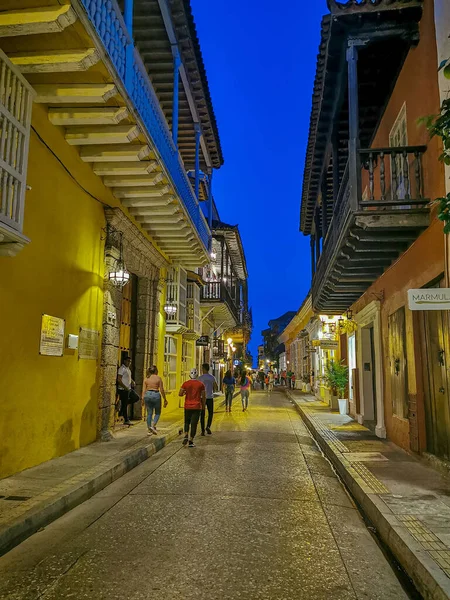 CARTAGENA, COLOMBIA - 09 DE NOVIEMBRE DE 2019: Calles del casco antiguo de Cartagena Cartagena de Indias en Colombia , — Foto de Stock