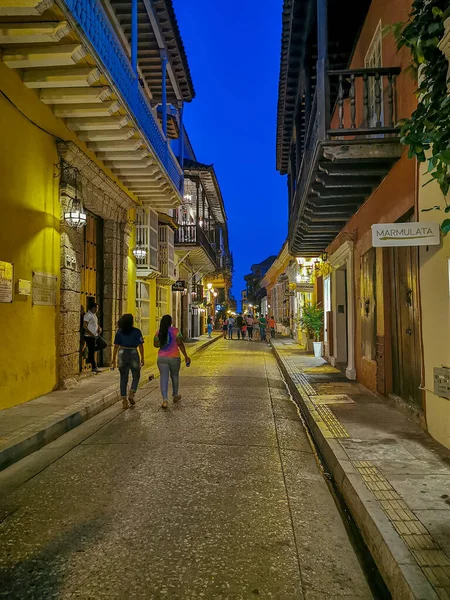 CARTAGENA, COLOMBIA - 09 DE NOVIEMBRE DE 2019: Calles del casco antiguo de Cartagena Cartagena de Indias en Colombia , — Foto de Stock