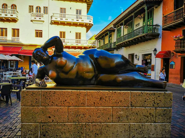 CARTAGENA, COLOMBIA - NOVEMBER 09, 2019: барвисті будівлі та деталі архітектури на вулиці старого міста Картахени. — стокове фото