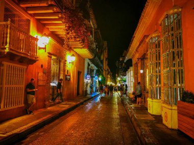CARTAGENA, COLOMBIA - 12 Kasım 2019: Kartagena, Kolombiya 'nın turistik ve renkli çevresi