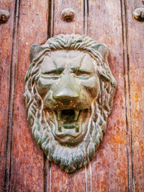 CARTAGENA, COLOMBIA - Kasım 2009, 2019: Eski Cartagena şehrinin bir caddesinde renkli binalar ve mimari ayrıntılar