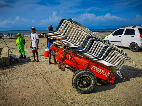 CARTAGENA, COLOMBIA - NOVEMBER 12, 2019: Street vendors by the beach outside the colorful historic city centre. — Stock Photo, Image