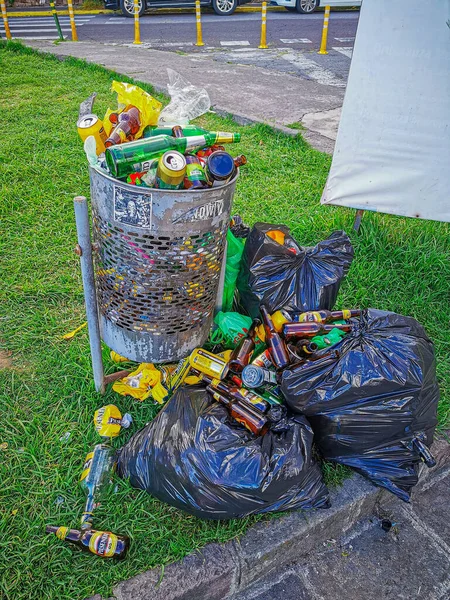 Quito, Ecuador - 16 de enero de 2020: Montón de basura plástica y residuos de bolsas de basura en el sendero de Quito . — Foto de Stock