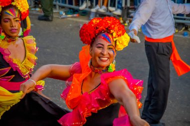 CARTAGENA, COLOMBIA - NOVEMBER 07, 2019: Kimliği belirlenemeyen insanlar Kartagena sokaklarındaki Bağımsız Gün geçit töreninde geçit töreni yapıyorlar 