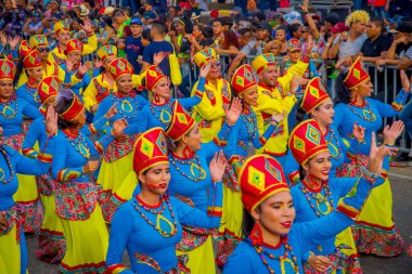 CARTAGENA, COLOMBIA - NOVEMBER 07, 2019: Kartagena sokaklarındaki Bağımsızlık Günü geçit töreninde kostümlü parader 
