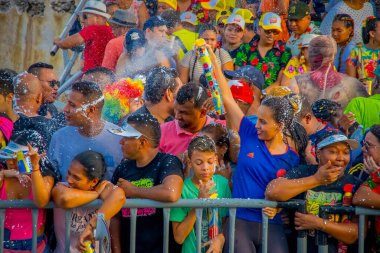CARTAGENA, COLOMBIA - NOVEMBER 07, 2019: Kartagena sokaklarındaki bağımsız gün geçit töreninde kimliği belirsiz izleyiciler 