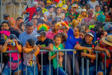 CARTAGENA, COLOMBIA - NOVEMBER 07, 2019: Kartagena sokaklarındaki bağımsız gün geçit töreninde kimliği belirsiz izleyiciler 