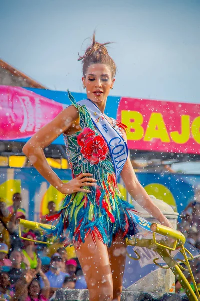 CARTAGENA, KOLUMBIEN - 07. NOVEMBER 2019: Unbekannte marschieren bei der Parade zum Unabhängigkeitstag durch die Straßen von Cartagena — Stockfoto