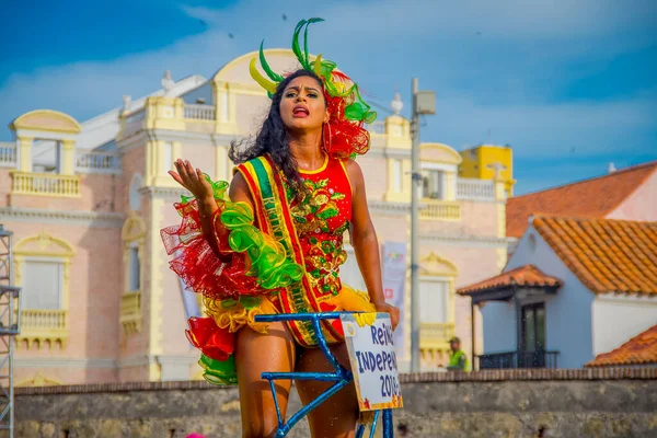 CARTAGENA, KOLUMBIEN - 07. NOVEMBER 2019: Unbekannte marschieren bei der Parade zum Unabhängigkeitstag durch die Straßen von Cartagena — Stockfoto