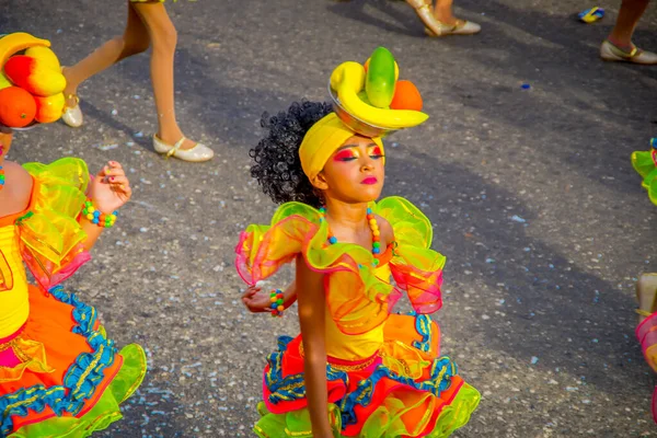 CARTAGENA, COLOMBIA - NOVEMBER 07, 2019: Ongeïdentificeerde mensen paraderen in de onafhankelijkheidsparade in de straten van Cartagena — Stockfoto