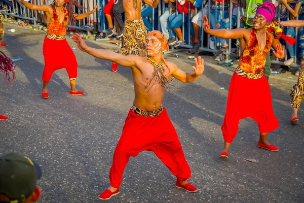 CARTAGENA, COLOMBIA - 07 DE NOVIEMBRE DE 2019: Desfile de personas no identificadas en el desfile de día independiente en las calles de Cartagena —  Fotos de Stock