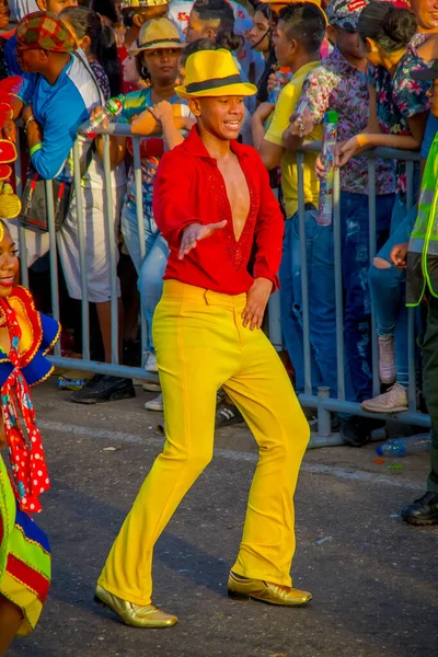 CARTAGENA, COLOMBIA - NOVEMBER 07, 2019: Unidentified people parading in the independece day parade on the streets of Cartagena — Stock Photo, Image