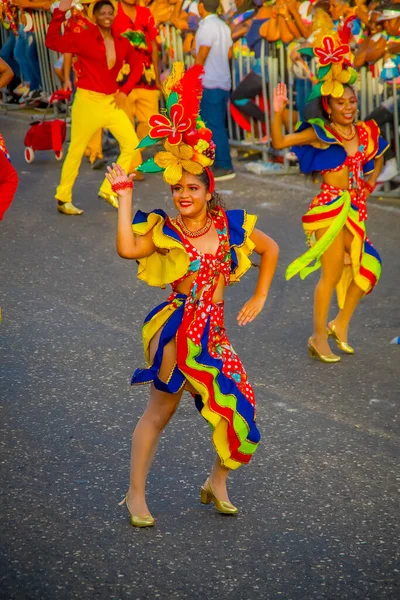 CARTAGENA, COLOMBIA - NOVEMBER 07, 2019: 확인되지 않은 사람들 이 카르테지나 거리에서 독립 기념일 퍼레이드를 하고 있다 — 스톡 사진