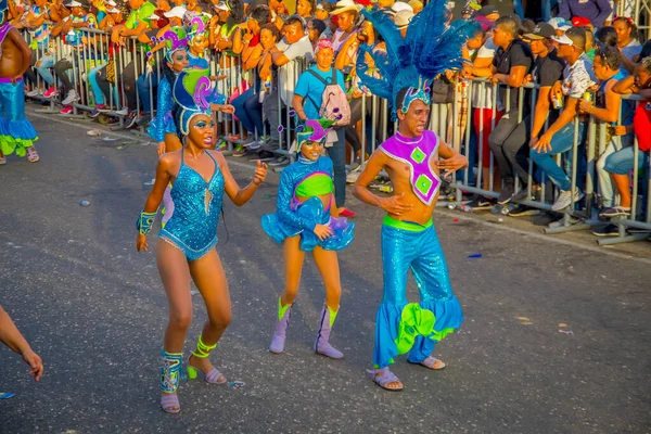 CARTAGENA, COLOMBIA - NOVEMBER 07, 2019: Unidentified people parading in the independece day parade on the streets of Cartagena — Stock Photo, Image