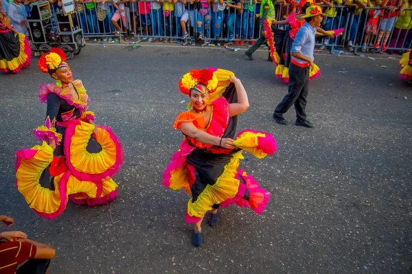 CARTAGENA, COLOMBIA - NOVEMBER 07, 2019: 확인되지 않은 사람들 이 카르테지나 거리에서 독립 기념일 퍼레이드를 하고 있다 — 스톡 사진