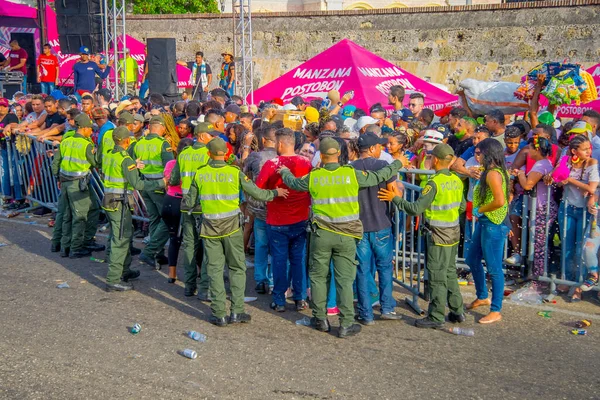 CARTAGENA,コロンビア- 11月07, 2019:カルタヘナの通りで独立した日のパレードで未確認の観客 — ストック写真